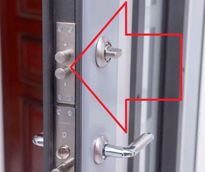 En ekstra usynlig lås lukkes bare fra innsiden. Utenfor er det ikke noe hull for nøkkelen, andre skilt som indikerer stedet for installasjonen
