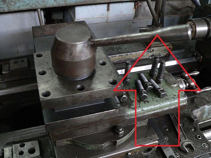 Oben ist ein Griff installiert, mit dem das Gerät schnell gedreht werden kann. Mit diesem Gerät können Sie schnell Werkzeuge für die komplexe sequentielle Bearbeitung von Werkstücken wechseln
