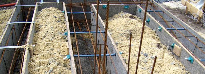 La technologie d'utilisation de coffrages fixes est souvent utilisée lors de la construction de la fondation