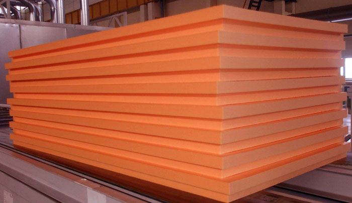 Penoplex-Platten werden mit einer Fase entlang der Kante hergestellt. Auf diese Weise können Sie Oberflächen ohne Fugen und Lücken isolieren