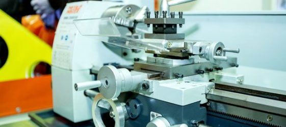 Hausgemachte Metalldrehmaschine mit eigenen Händen