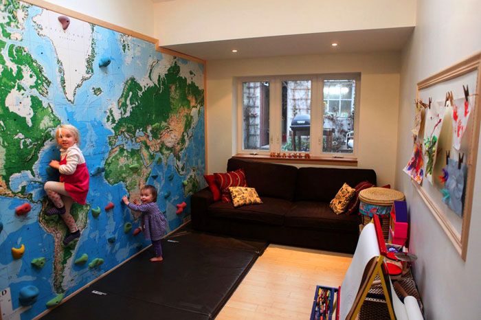 Eine sehr beliebte Ergänzung ist die Kletterwand - Kinder können die Wand bis zur Decke hochklettern