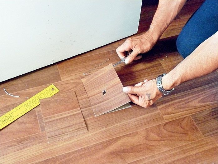 Asche von einer Zigarette, einem heruntergefallenen heißen Eisen oder einem brennenden Streichholz hinterlässt eine unauslöschliche Spur auf dem Boden.