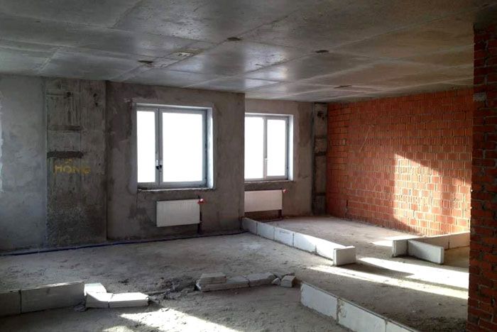Die unfertige Wohnung verfügt nur über Heizkörper, die an die Rohrleitungen im ganzen Haus angeschlossen sind