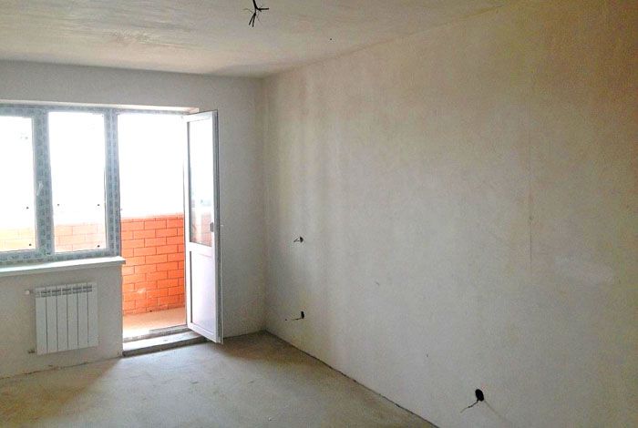 Wohnung in einem neuen Gebäude mit einer vorläufigen Fertigstellung - Wände, Boden und Decke sind ausgerichtet