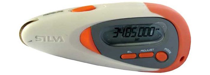 Elektroniske modeller er udstyret med et batteri, der kan arbejde op til 400 timer. Dimensionerne på gadgeten er den samme kompakte som en mekanisk broders
