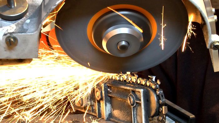 Das Schärfen der Sägekette mit einer automatischen Maschine erfordert keine menschliche körperliche Kraft