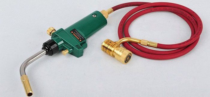 Propanbrenner werden von Fachleuten bei der Installation von Kabelverschraubungen für verschiedene Zwecke verwendet
