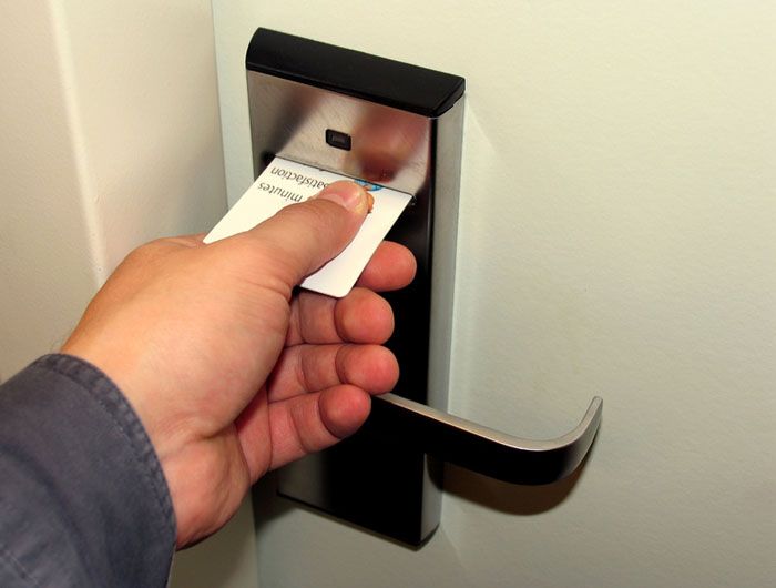 In den Zimmern installierte elektronische Schlösser ermöglichen die Kontrolle über die Gäste während ihres Aufenthalts im Hotel