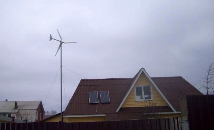Eine Windmühle kann eine gute Ergänzung zu einer Solarstation sein, da die Betriebsparameter und die erforderlichen Geräte nahezu identisch sind.
