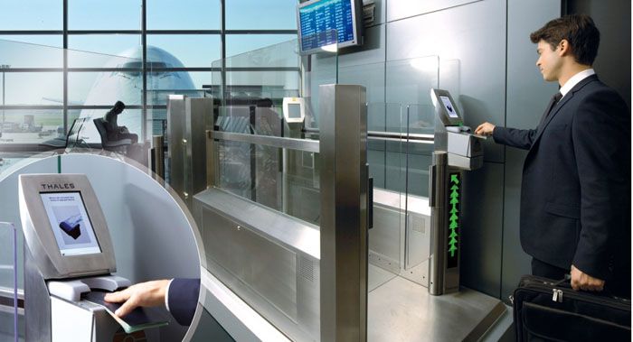 Benutzer-IDs können auf der Basis verschiedener Lesegeräte sowohl in Form von elektronischen Geräten als auch in Form von biometrischen oder anderen Kontrollen erstellt werden