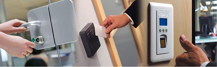 Elektronische Karte, Schlüsselanhänger oder Fingerabdruck - alles kann als Kennung für den Zugang zum kontrollierten Bereich verwendet werden