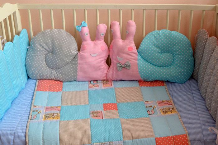 Le choix des accessoires textiles est vraiment excellent - les jeunes parents peuvent passer beaucoup de temps avant de choisir un ensemble pour un berceau