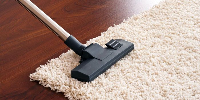 Machen Sie es sich zur Regel, den Teppich jede Woche zu staubsaugen und jeden Winter im Neuschnee zu schlagen.