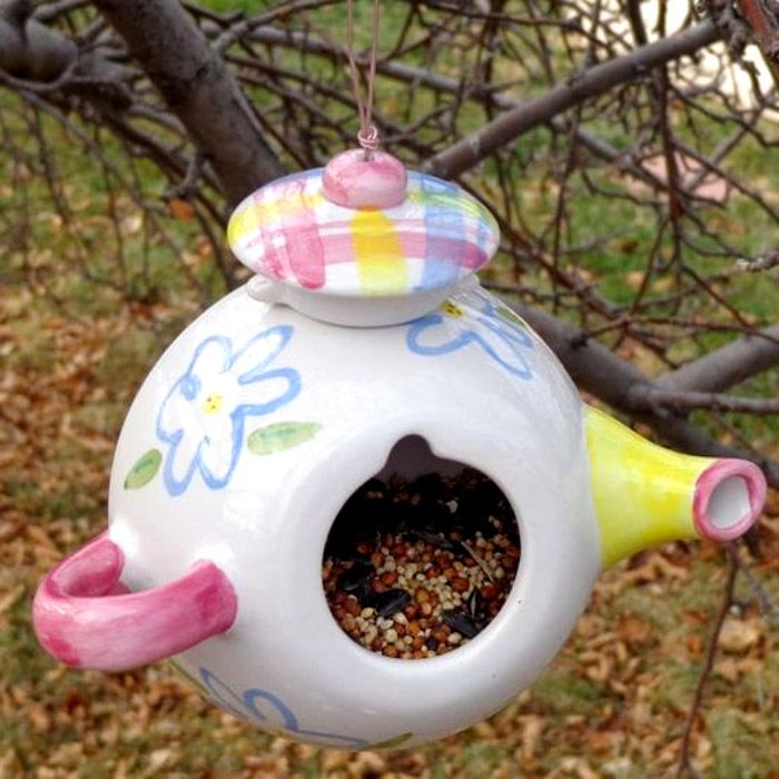 Et il n'est pas du tout nécessaire de jeter la vieille théière, elle peut bien servir pour les oiseaux