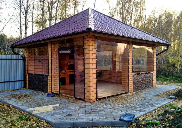 Der gemauerte Pavillon kann zu jeder Jahreszeit genutzt werden, insbesondere wenn er geschlossen ist