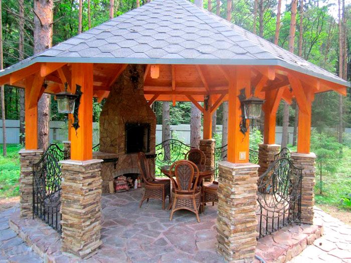 Die Kombination von Holz und Stein sieht besonders vorteilhaft aus - ein solcher Pavillon wird zur Dekoration des Ortes