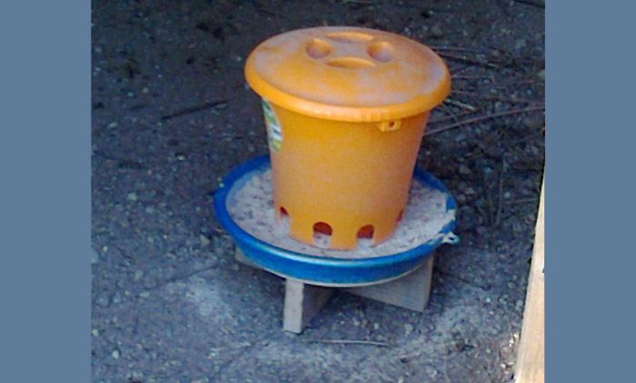 Konstrukcja jest montowana na posadzce lub podwieszana w odległości 20 cm od posadzki. Przykryj jedzenie