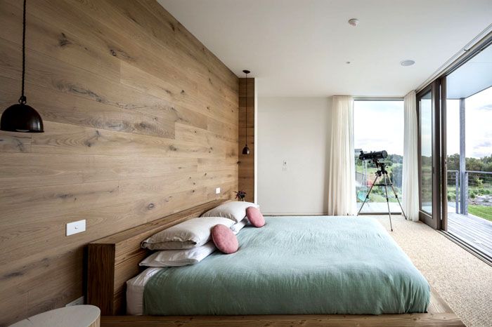 Sie können die Wand akzentuieren, indem Sie sie mit Natursteinmauerwerk oder hellen Holzpaneelen dekorieren