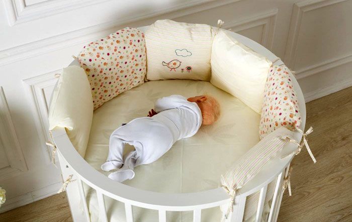 Le berceau rond a fière allure à l'intérieur et une large sélection de textiles vous permet de choisir le meilleur pour votre bébé