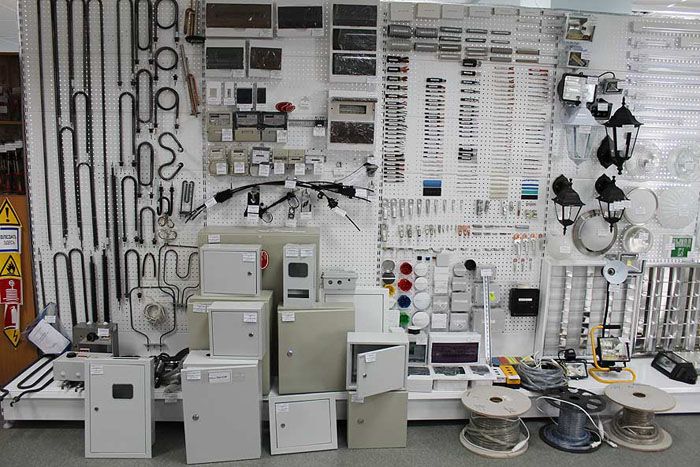In den Abteilungen für Beleuchtung und elektrische Produkte werden immer Abwärtstransformatoren verschiedener Marken und Designs angeboten