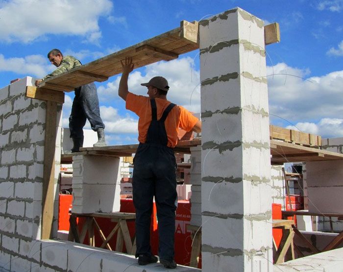 Możesz zbudować dom z bloczków z betonu komórkowego własnymi rękami, wystarczy znać cechy konstrukcji przy użyciu tego materiału budowlanego