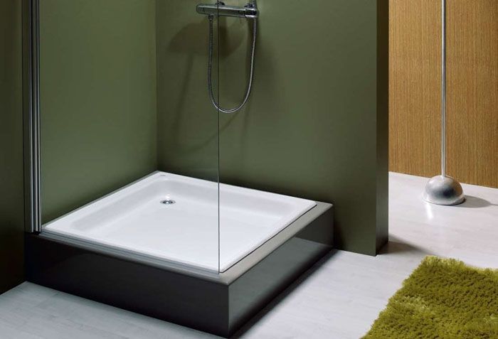 Das Vorhandensein einer Palette ermöglicht die Minimierung der mechanischen Auswirkungen auf das Abwassersystem, wodurch die Entwässerung des verbrauchten Wassers sichergestellt wird