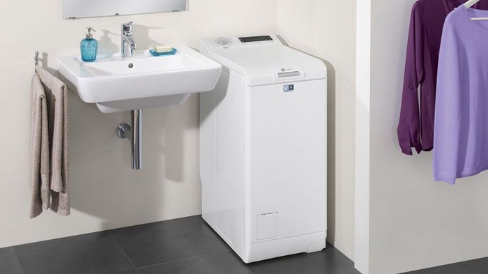 Eine Topladermaschine in Standardgröße nimmt wenig Platz ein, was auf kleinem Raum sehr praktisch ist