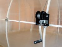 Do przenoszenia części dachu na dużych wysokościach stosuje się specjalne mechanizmy z napędem ręcznym lub elektromechanicznym.
