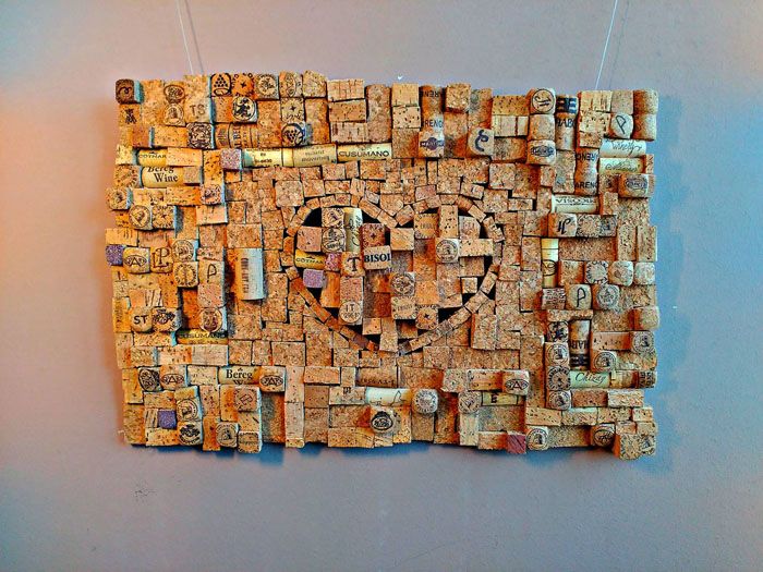 Ein Gemälde ist ein Beispiel für Malerei, und eine Tafel kann, wie wir bereits gesagt haben, in jeder Technik hergestellt werden: Weben, Applizieren, Mosaik, Skulptur oder in jeder anderen