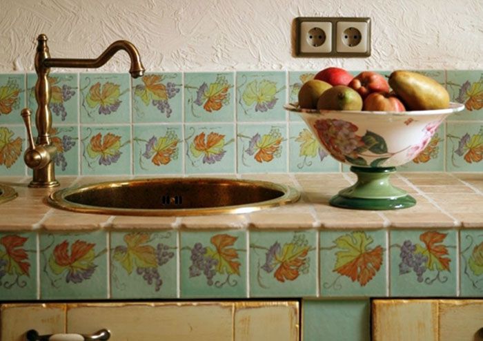 Per tal d’estalviar diners, podeu fer dues fileres de rajoles, amb guix decoratiu a la part superior