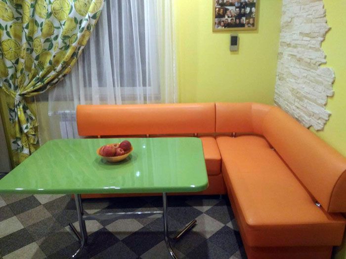 Pełnowartościowa sofa w formie narożnika w kuchni służy jednocześnie jako dodatkowe miejsce do spania w mieszkaniu