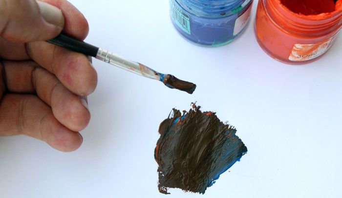 Tonen er dyp. Ved å legge til blå eller rød kan du få en enda mer interessant nyanse av mørk brun maling.