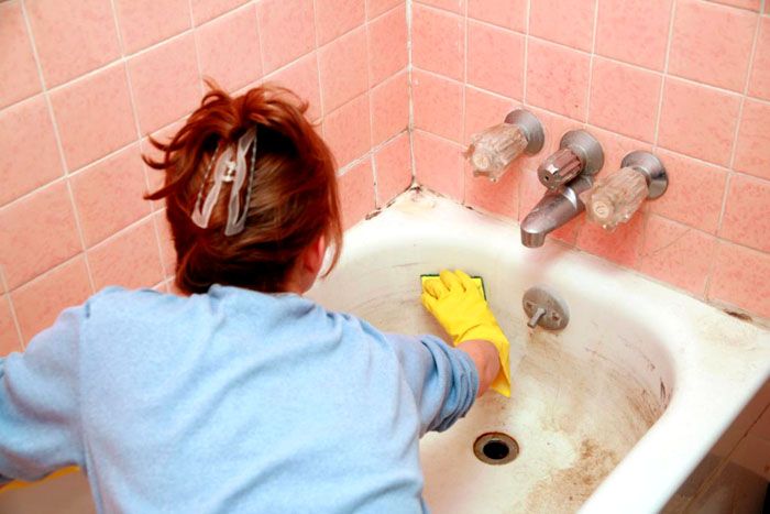 Wenn der Wasserhahn undicht ist, wird ein rostiger Streifen bereitgestellt. Sanitär muss in Ordnung gehalten werden!