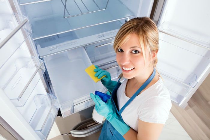 Una alternativa a les composicions químiques poden ser pastes especials que no contenen abrasius. Hauríeu de treballar amb ells de la mateixa manera que amb un agent químic, amb la diferència que no cal diluir la pasta amb aigua.