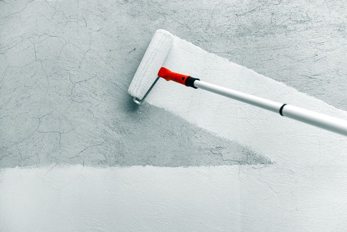 Eine Betongrundierung wird auf Betontrennwände und Wände aus Streckbeton aufgetragen. Es enthält Gips und Kalk.Eine dünne Schicht trocknet in wenigen Stunden