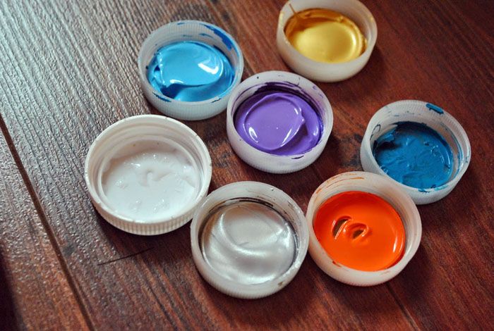 Noen ganger forblir gouache i lokkene, du kan også blande fargene i dem - blandingen tørker ikke ut, og den kan brukes igjen.