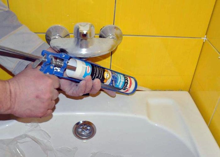Wenn ein Dichtmittel oder Klebstoff auf die Badewanne gelangt, ist es besser, dieses Material sofort mit einem Schwamm zu entfernen. Wenn das Dichtmittel gefroren ist, wird es mit einer Klinge entfernt und durch eine Schicht abgeschnitten