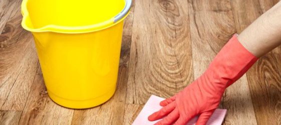 So reinigen Sie Linoleum nach der Renovierung