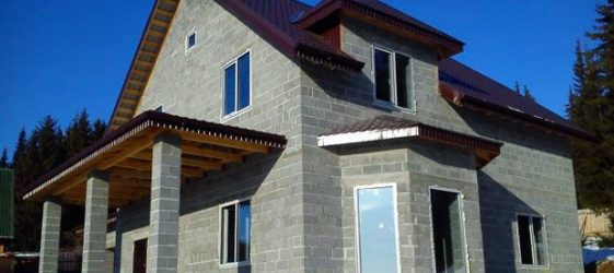 Cinder Block House: fordeler og ulemper