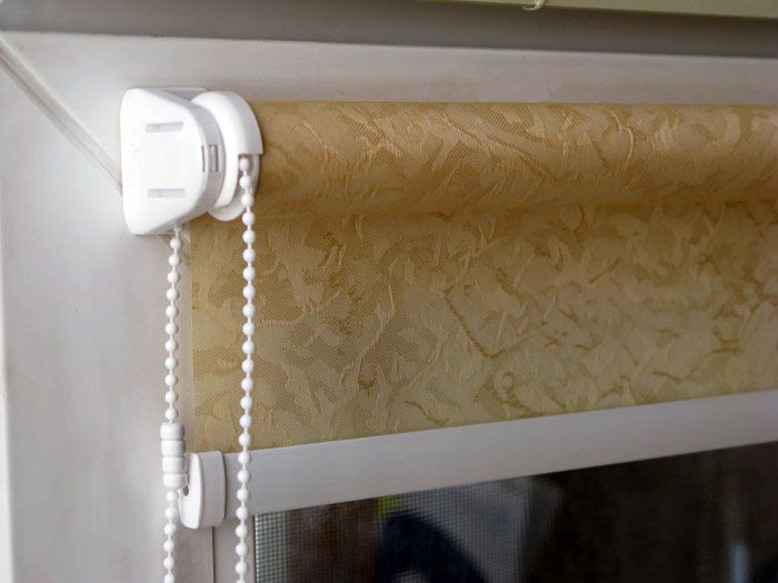 Das Design ist für jede Art von Fenster geeignet, selbst für geneigte Fenster ist es nicht schwierig, ein solches Design aufzuhängen