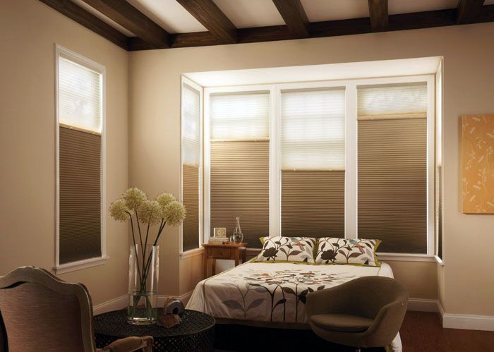 Thiết kế phòng ngủ hiện đại giành chiến thắng với những chiếc rèm như vậy vì chúng không che mất không gian.