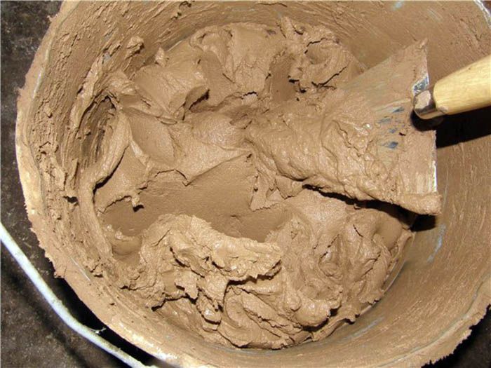 Sammensætningen af bindemiddelblandingen er enkel: ler, vand og lidt sand. Sand skal sigtes, snavs og store partikler giver dig ikke mulighed for at opnå det ønskede sømformat