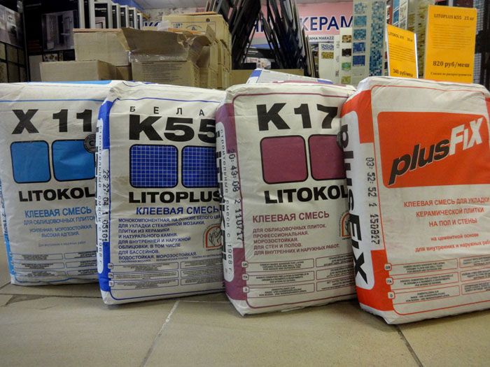Anweisungen zur Herstellung des Klebers aus einer trockenen Mischung werden vom Hersteller auf die Verpackung gelegt