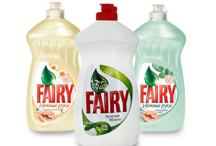 Hvis pletten er stor og vanskelig at fjerne, drypper Faeries på svampen og masserer overfladen. Resterne af produktet fjernes i flere trin med vand