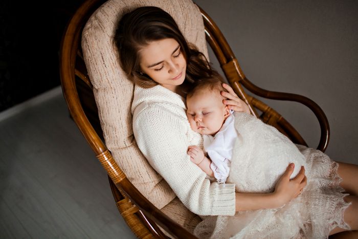 Mājas šūpuļkrēsls ir lieliska palīdzība barojošai mātei. Vieglās kustības laikā zīdaiņi ātri aizmiedz, un mamma var atpūsties un atpūsties