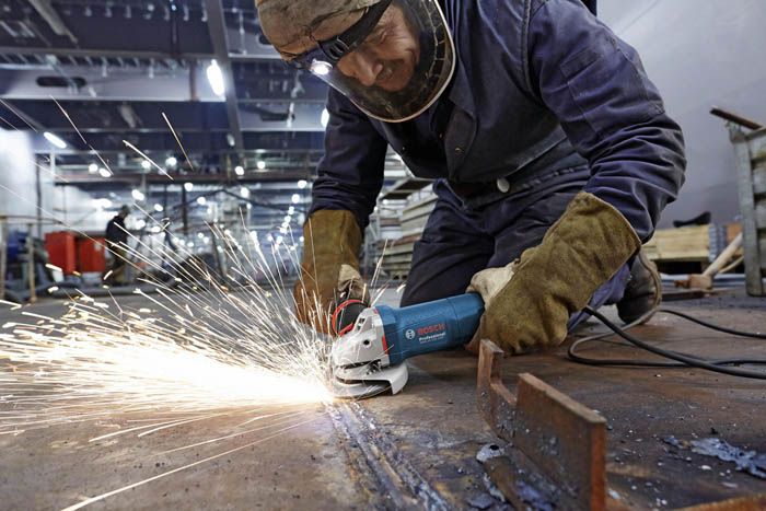 Es ist bequemer, Metall mit einer Schleifmaschine zu schneiden und zu versuchen, so zu arbeiten, dass alle Ecken gleichmäßig sind