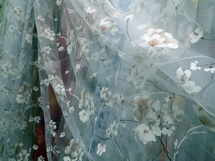 Vải tuyn Organza thô khi chạm vào, nhưng chảy uyển chuyển, có thể được bổ sung với bất kỳ bản in nào
