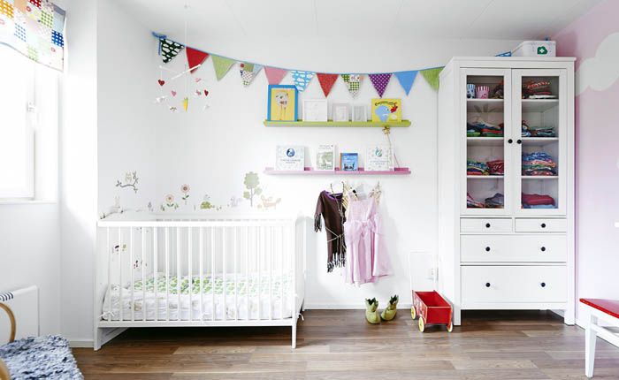 Sự phong phú của màu trắng được pha loãng với các điểm nhấn màu sắc của hàng dệt may và nhiều thứ khác nhau