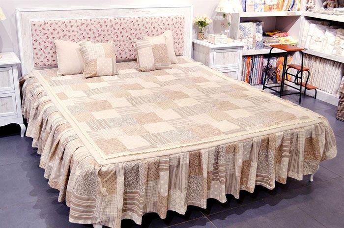 Der textile Patchwork-Stil mit dem richtigen Muster und der richtigen Farbe verleiht dem Raum eine gemütliche Note